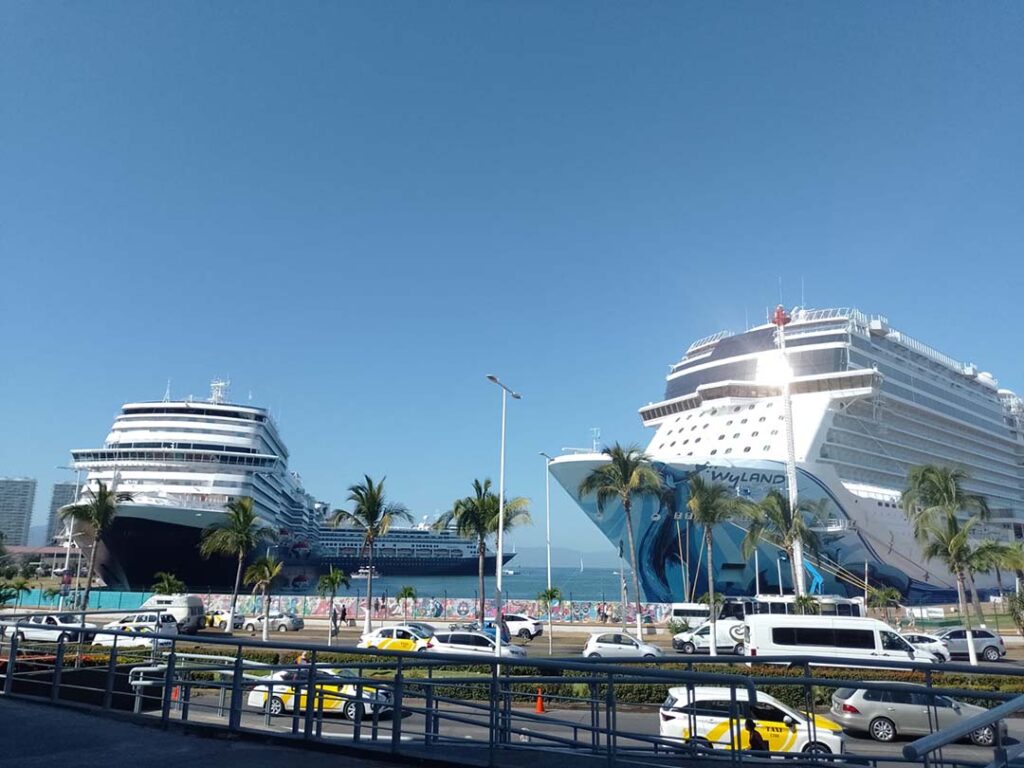 Miles de cruceristas se suman a los turistas de Semana Santa 01 On Bahia Magazine Destinos Turismo Medico Entrada