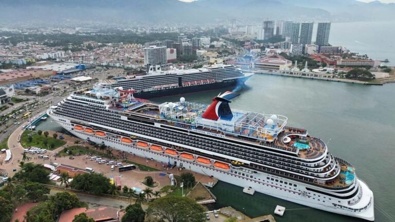 Miles de cruceristas se suman a los turistas de Semana Santa