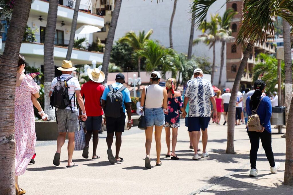 Miles de cruceristas se suman a los turistas de Semana Santa 03 On Bahia Magazine Destinos Turismo Medico Entrada