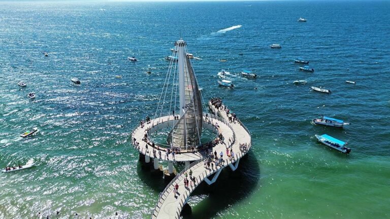 Vacacionistas disfrutan de las playas y atractivos de Puerto Vallarta