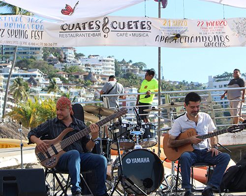 Dos músicos tocando en el Festival de Jazz de Primavera en Puerto Vallarta.