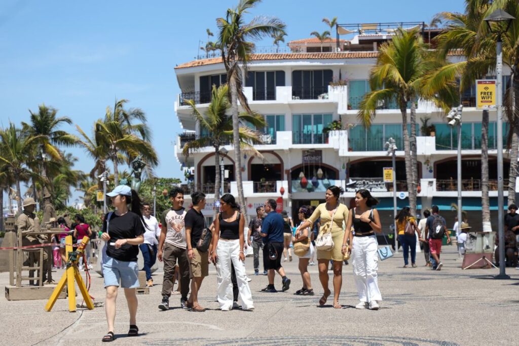 Turistas disfrutan el periodo vacacional en Puerto Vallarta.