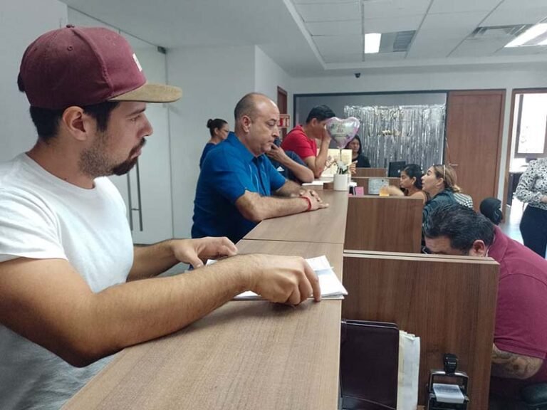 Alcalde interino cumple con pago de multa vehicular