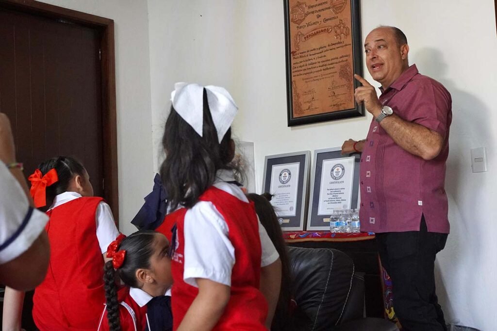 Alumnas de la primaria Teresa Barba Palomera visitan el Palacio Municipal 01