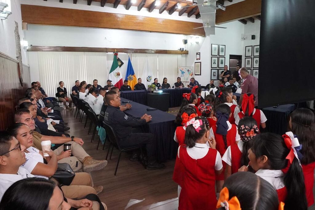 Alumnas de la primaria Teresa Barba Palomera visitan el Palacio Municipal 02 On Bahia Magazine Destinos Fotonota Entrada