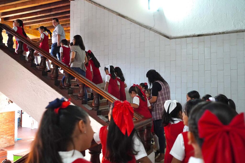 Alumnas de la primaria Teresa Barba Palomera visitan el Palacio Municipal 06 On Bahia Magazine Destinos Turismo Medico Entrada