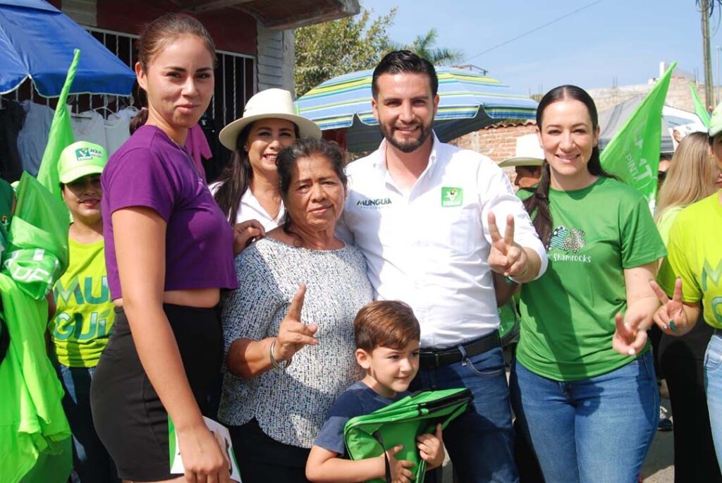 Apoyo total a Luis Munguia en el tianguis de Mojoneras 07 On Bahia Magazine Destinos Elecciones 2024 Entrada