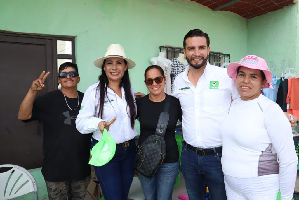 Apoyo total a Luis Munguia en el tianguis de Mojoneras 12 On Bahia Magazine Destinos Elecciones 2024 Entrada