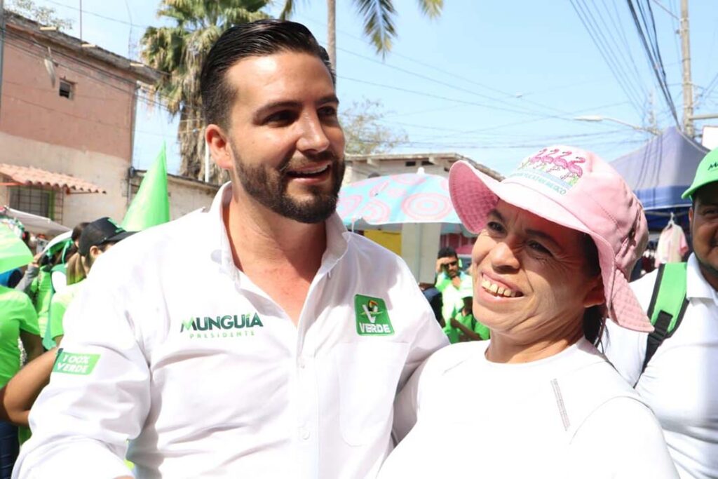 Apoyo total a Luis Munguia en el tianguis de Mojoneras 14 On Bahia Magazine Destinos Elecciones 2024 Entrada