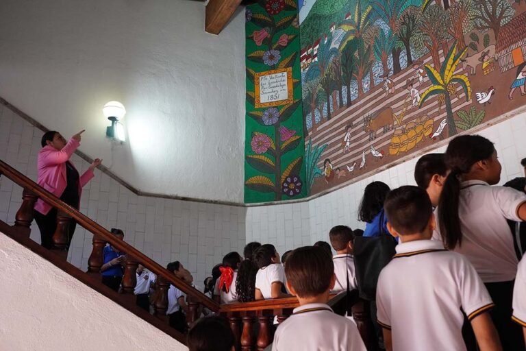 Estudiantes del colegio Fernández de Lizardi conocen la labor del Ayuntamiento