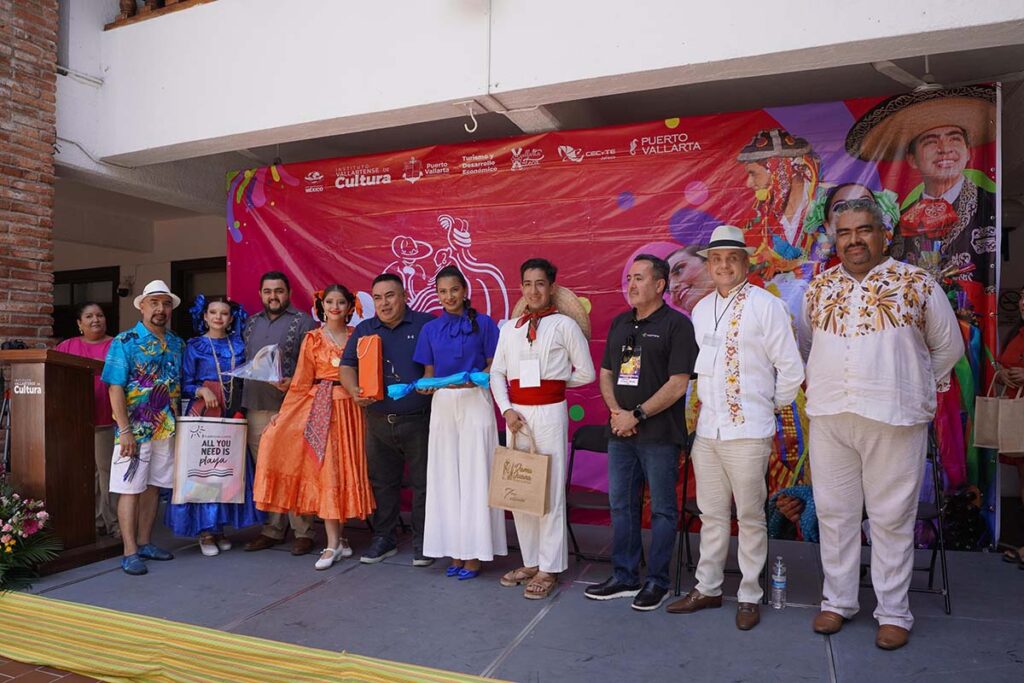 inaugural de la Exposición Internacional de Muñecos con Trajes Típicos, en el marco de la 18ª edición del Festival Vallarta Azteca del Folclor Internacional (FESTVA) 2024