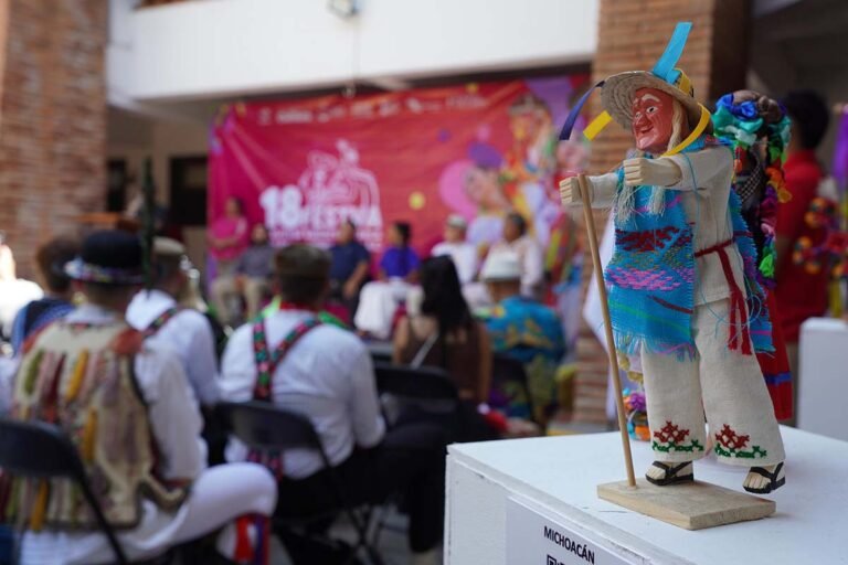 Inauguran exposición de muñecos con trajes típicos