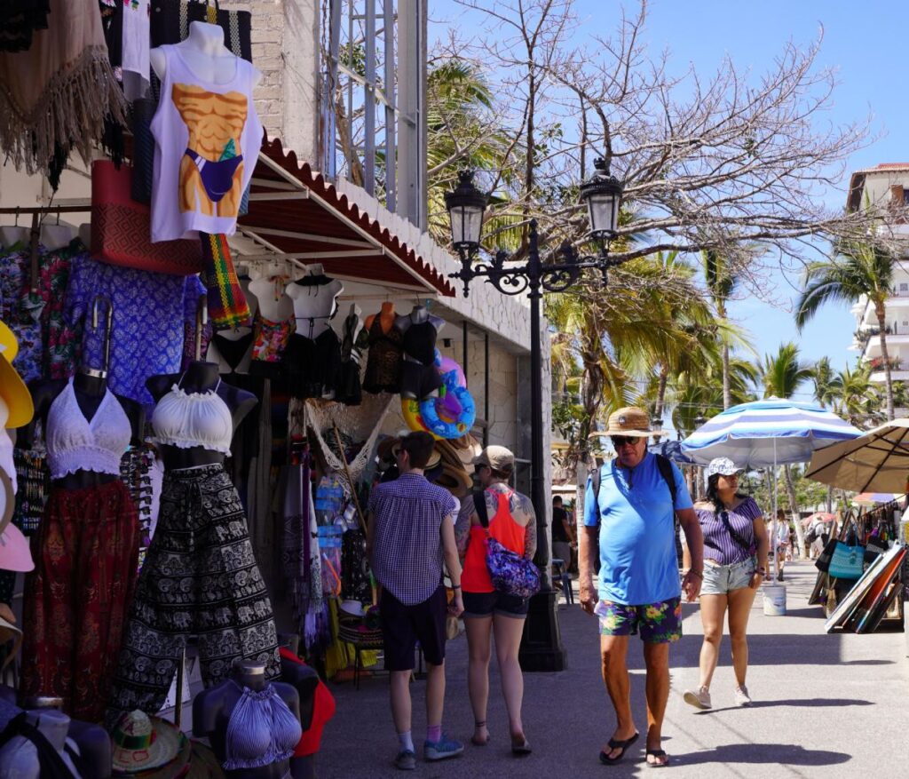 Personas caminando en Puerto Vallarta durante la semana santa.