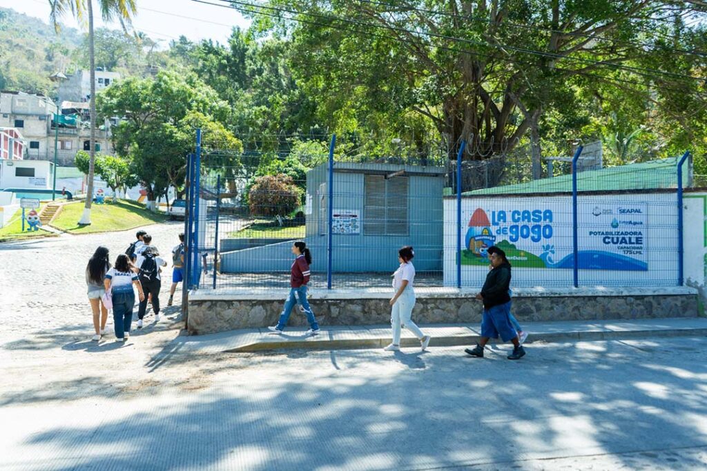 Recibe la Casa de GoGo a jovenes del CECyTEJ Puerto Vallarta 05 On Bahia Magazine Destinos Turismo Medico Entrada