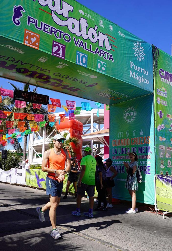 Se celebra con exito el 5° Maraton Puerto Vallarta 02 On Bahia Magazine Destinos Gobierno Entrada