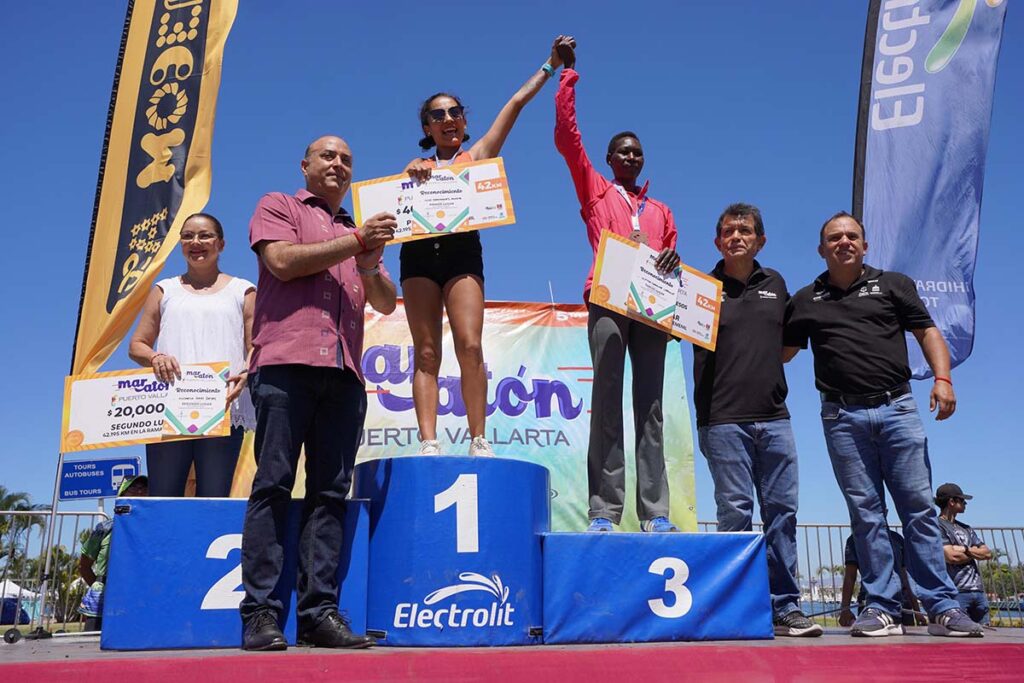 Se celebra con exito el 5° Maraton Puerto Vallarta 04 On Bahia Magazine Destinos Turismo Medico Entrada