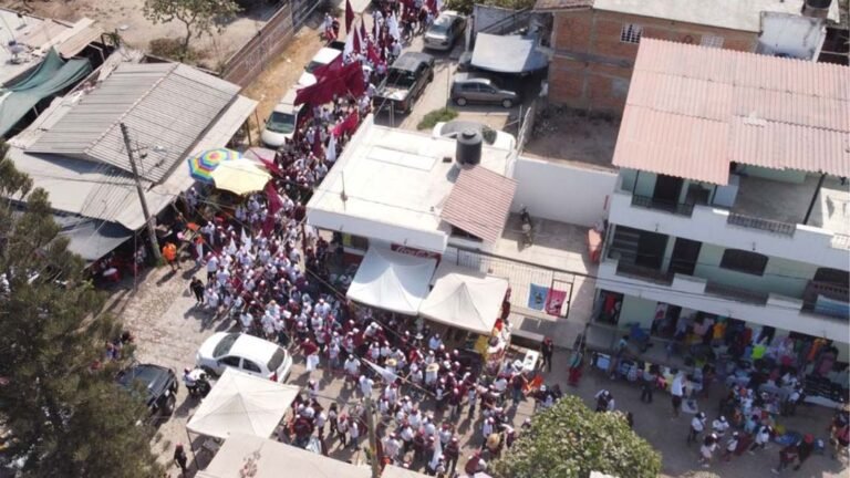 Chuyita López encabezó masivo recorrido en el Tianguis de Mojoneras