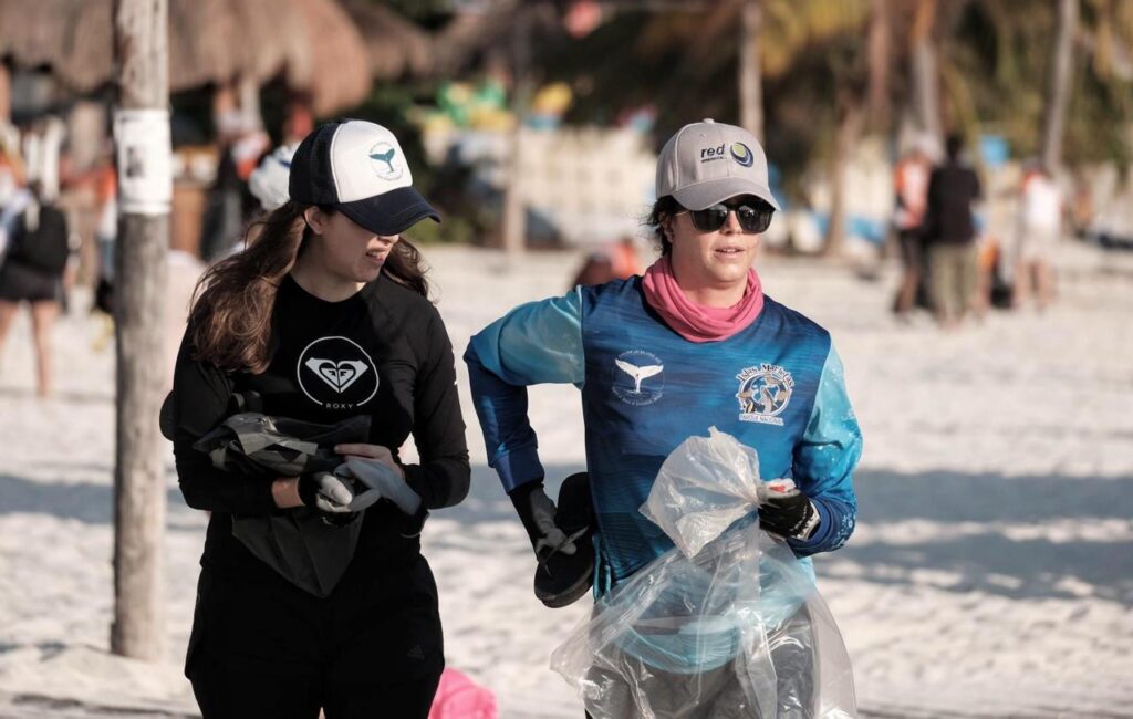 Valentina Canton y Stephanie Montero de Nado por las Ballenas participaron en limpiezas de playa en Cancun On Bahia Magazine Destinos Turismo Medico Entrada