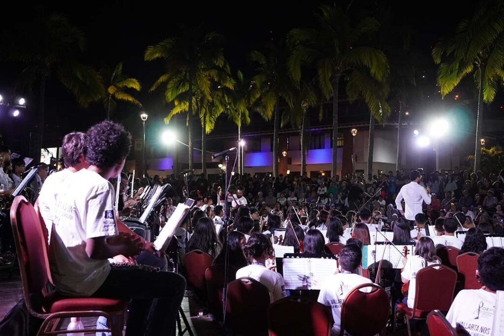 Vallartenses disfrutan de grandes conciertos musicales 03 On Bahia Magazine Destinos Eventos Entrada