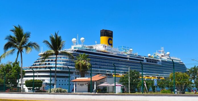 Crucero Carnival Firenze atracado en la terminal marítima de Puerto Vallarta.