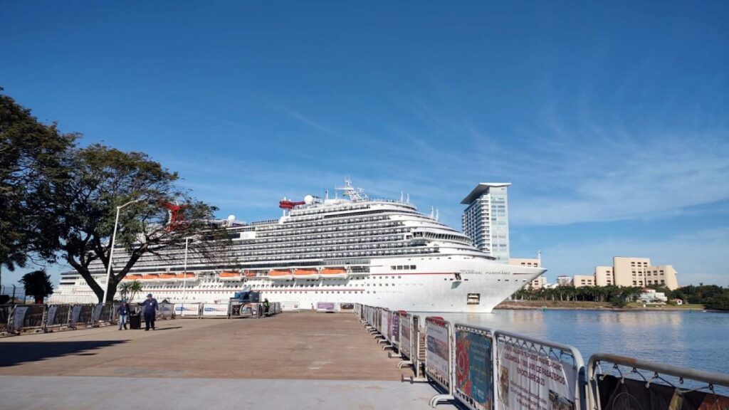 crucero carnival panorama en vallarta On Bahia Magazine Destinos Todo Turismo Entrada