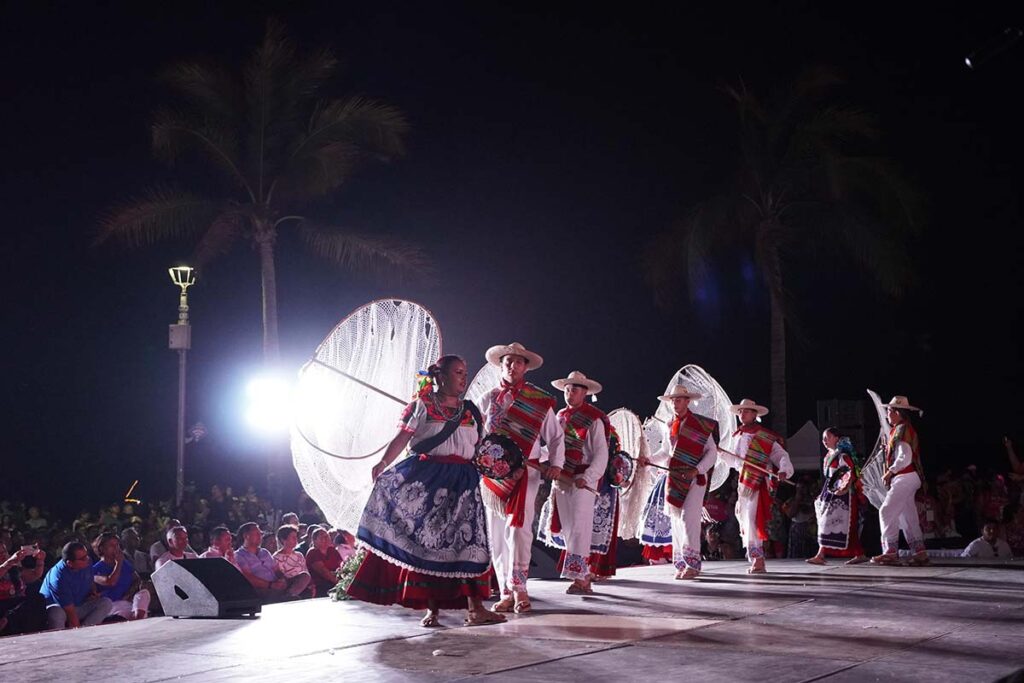 inauguran Festival Vallarta Azteca del Folclor Internacional 08 On Bahia Magazine Destinos Cultura Entrada