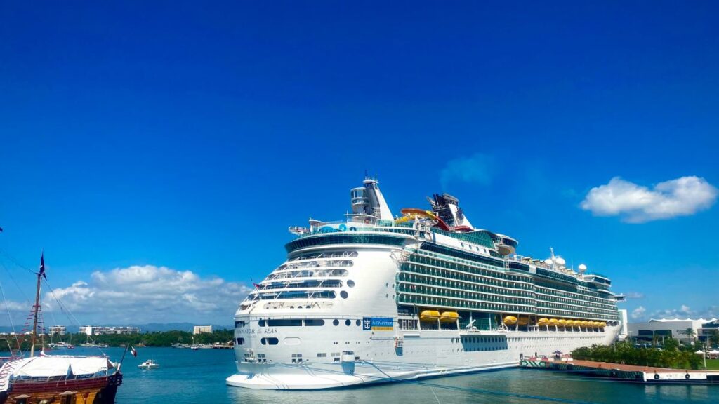 El Navigator of the Seas atracado en el puerto de Vallarta, destino de turismo de cruceros.