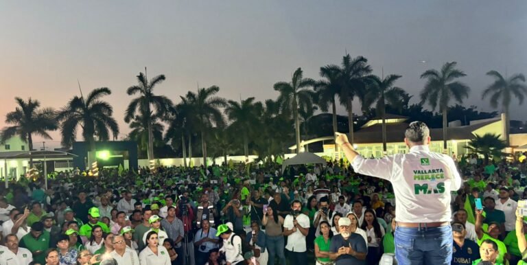 10 mil vallartenses brindan su apoyo a Luis Munguía