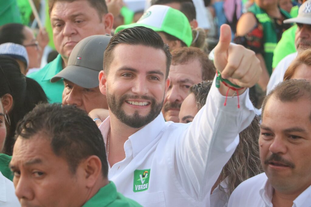 10 mil vallartenses brindan su apoyo a Luis Munguia 02 On Bahia Magazine Destinos Elecciones 2024 Entrada