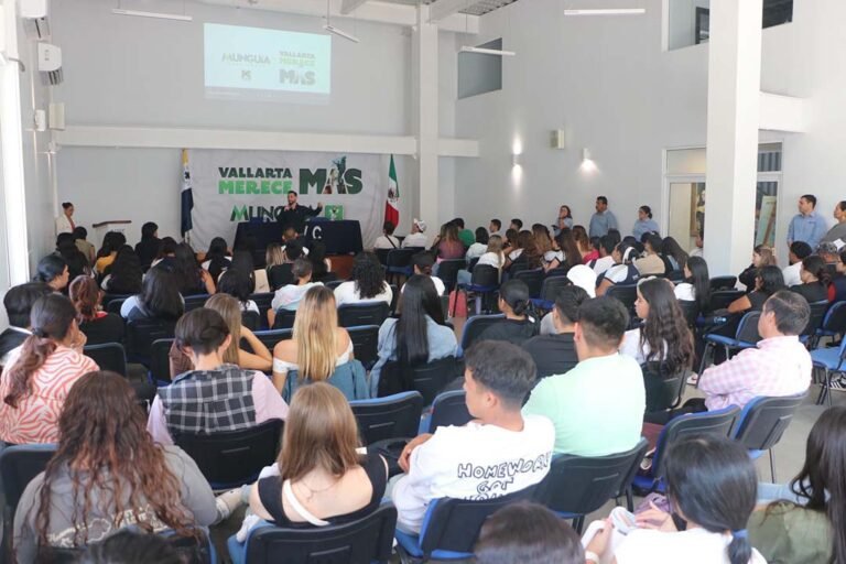 Comparte Munguía sus proyectos de gobierno con jóvenes universitarios