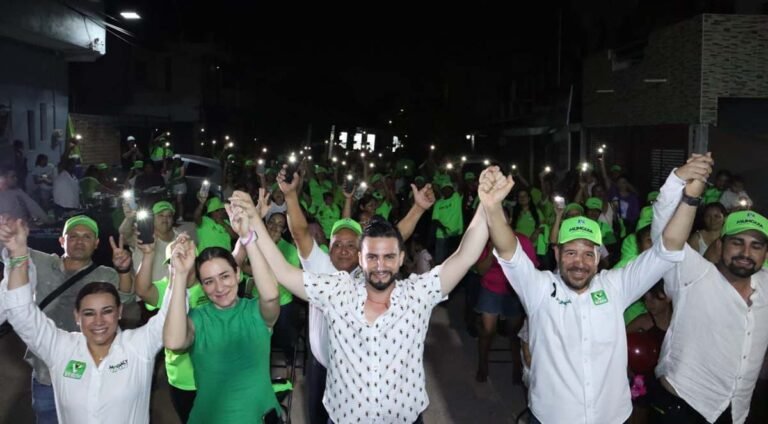 Continúa Luis Munguía recorriendo las colonias de Puerto Vallarta
