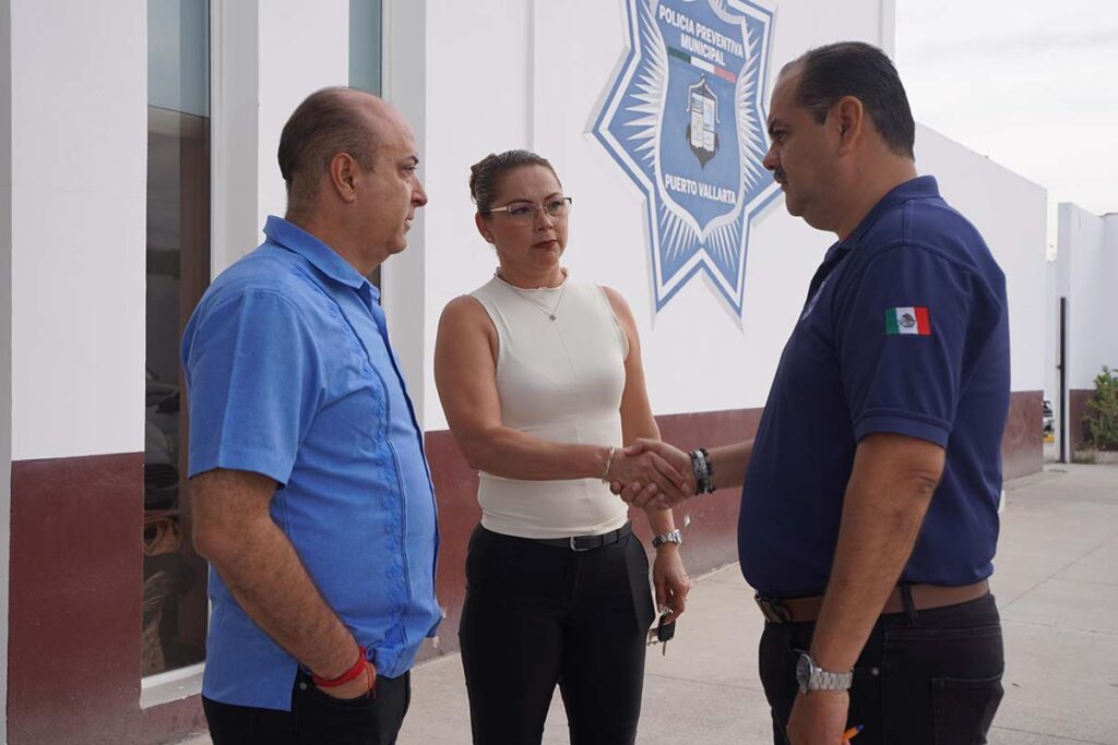 Dotan de uniformes nuevos a personal de Seguridad Ciudadana 01 On Bahia Magazine Destinos Ayuntamiento de Puerto Vallarta Entrada