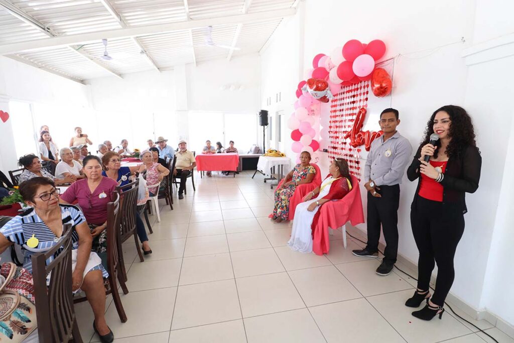 El grupo de la Tercera Edad Atardecer de La Aurora celebra su 17 aniversario 03 On Bahia Magazine Destinos Ayuntamiento de Puerto Vallarta Entrada