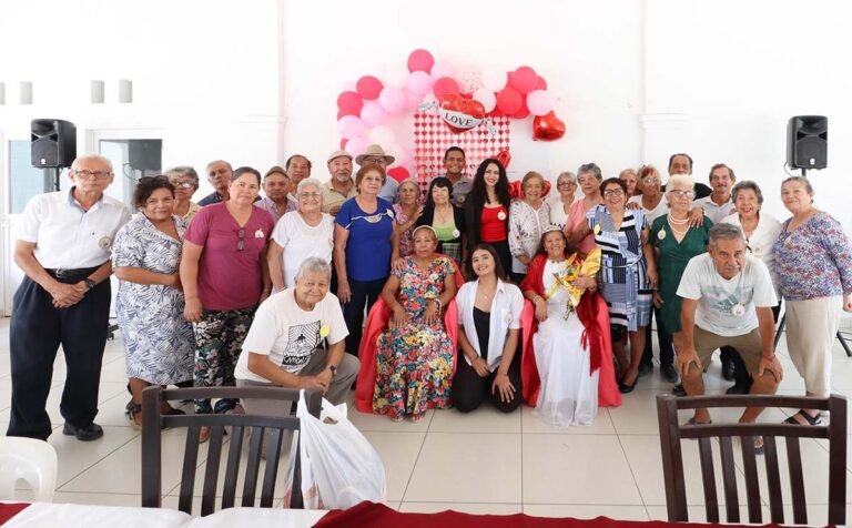 El grupo de la Tercera Edad “Atardecer de La Aurora” celebra su 17 aniversario
