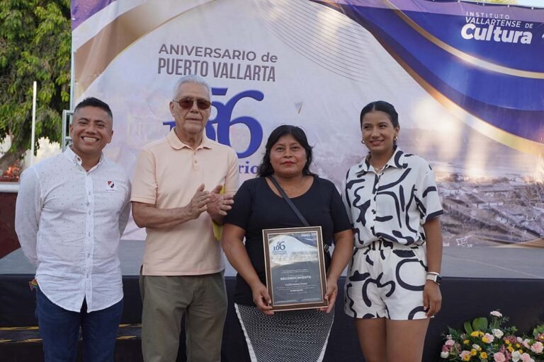 Exponen la historia de Puerto Vallarta en fotografías
