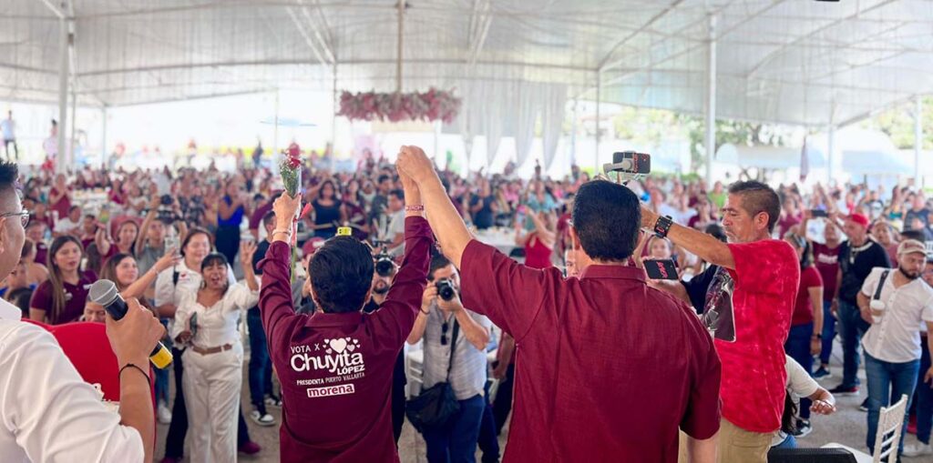 Festeja Chuyita Lopez con miles de mamas en Puerto Vallarta 02 On Bahia Magazine Destinos Elecciones 2024 Entrada