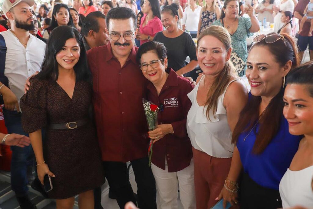 Festeja Chuyita Lopez con miles de mamas en Puerto Vallarta 11 On Bahia Magazine Destinos Elecciones 2024 Entrada