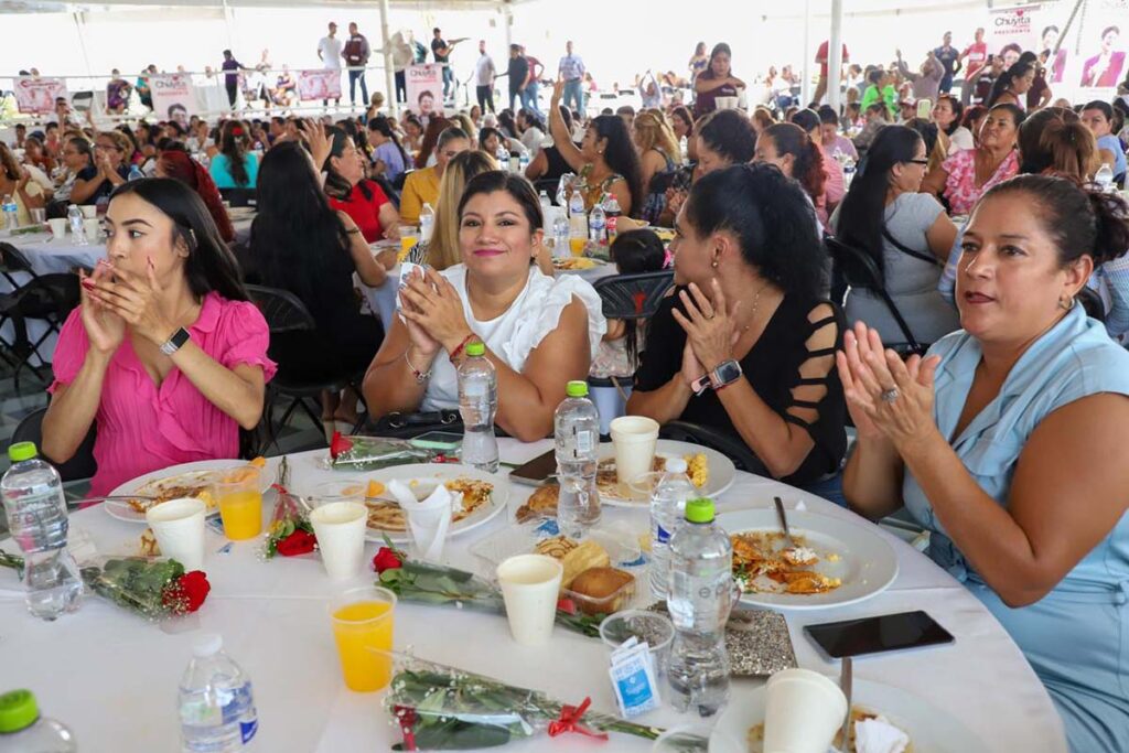 Festeja Chuyita Lopez con miles de mamas en Puerto Vallarta 13 On Bahia Magazine Destinos Elecciones 2024 Entrada