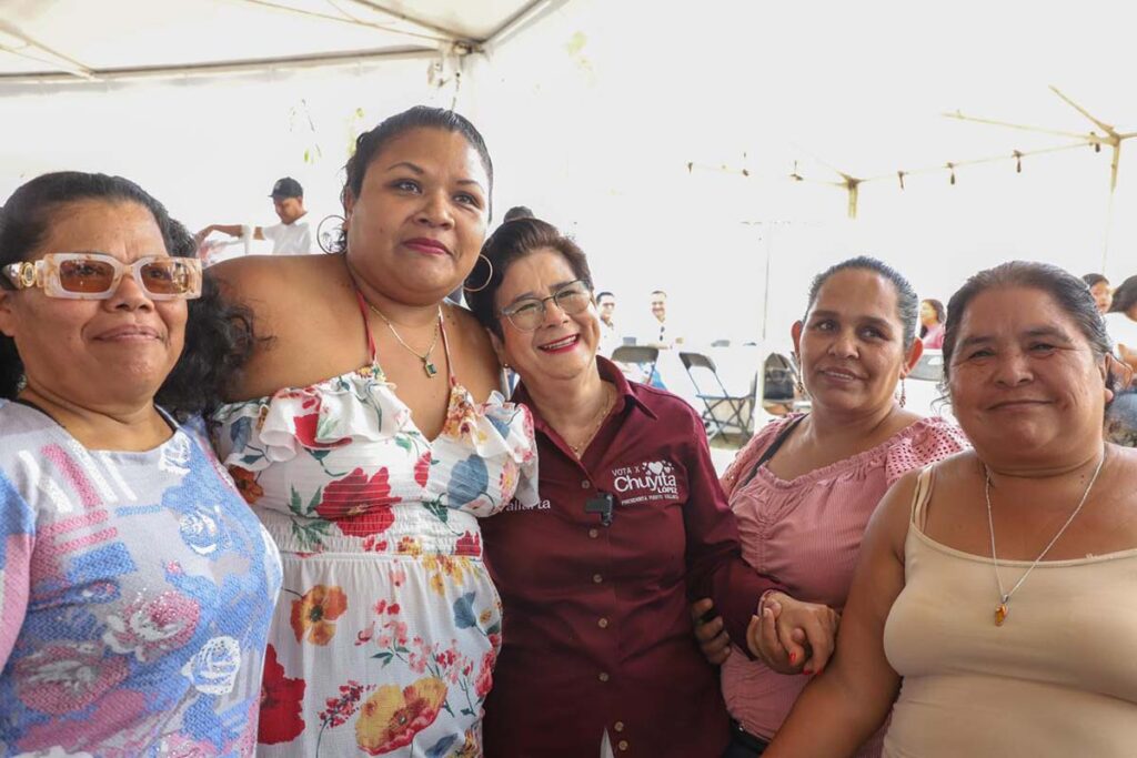 Festeja Chuyita Lopez con miles de mamas en Puerto Vallarta 18 On Bahia Magazine Destinos Elecciones 2024 Entrada