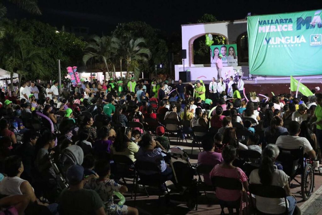 Festeja Luis Munguia a las mamas y ninez de Las Juntas 04 On Bahia Magazine Destinos Elecciones 2024 Entrada