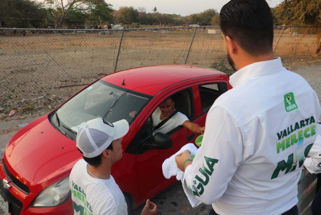 Festeja Luis Munguia a las mamas y ninez de Las Juntas 07