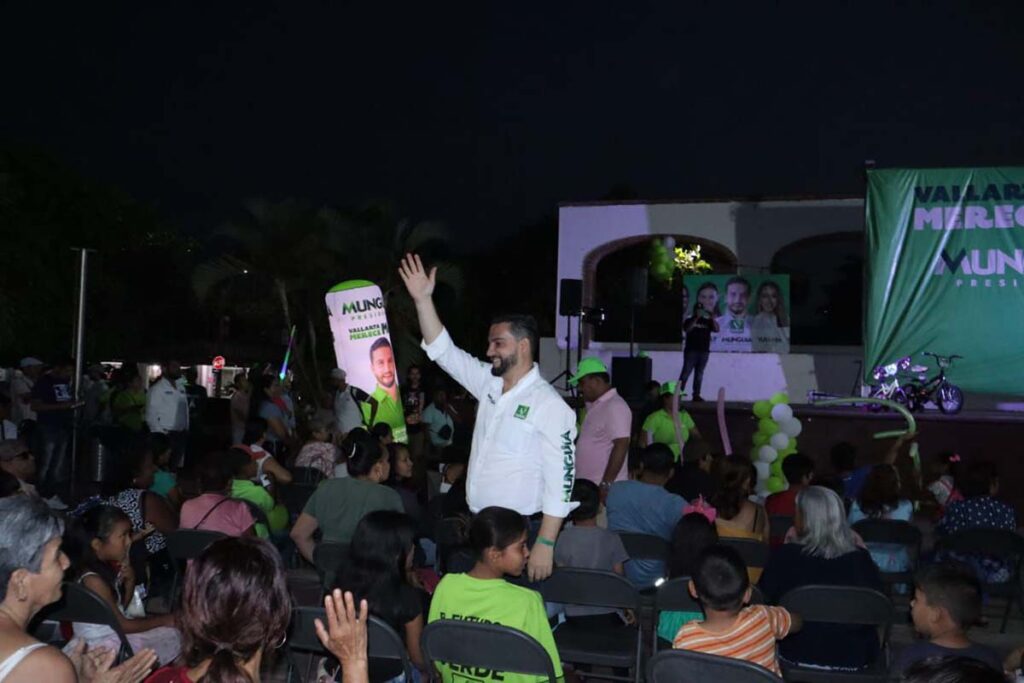 Festeja Luis Munguia a las mamas y ninez de Las Juntas 11