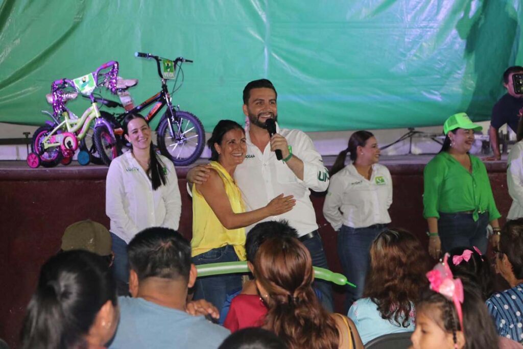 Festeja Luis Munguia a las mamas y ninez de Las Juntas 12