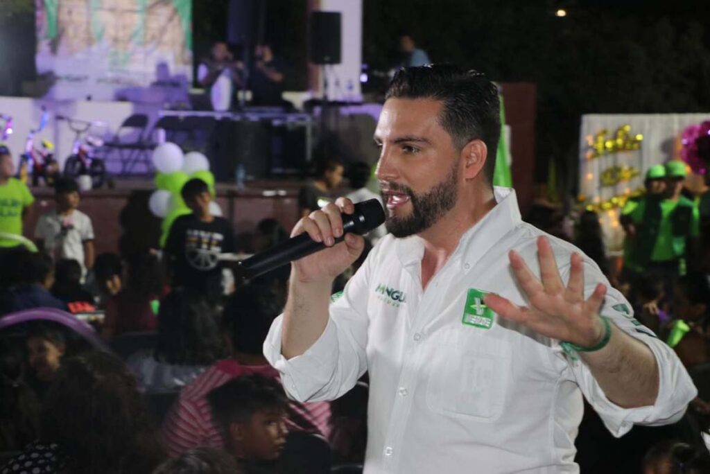 Festeja Luis Munguia a las mamas y ninez de Las Juntas 13