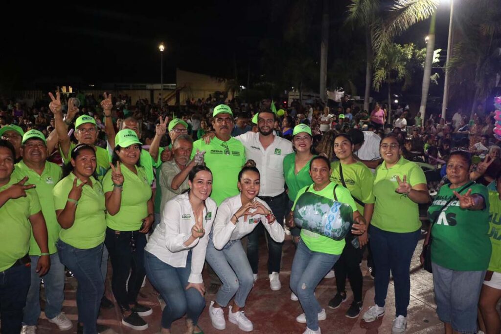 Festeja Luis Munguia a las mamas y ninez de Las Juntas 14