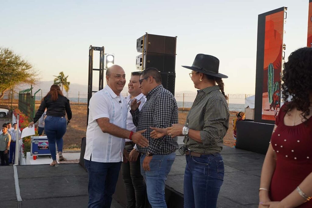 Gobierno de Puerto Vallarta festeja a los maestros 01 On Bahia Magazine Destinos Gobierno Evento