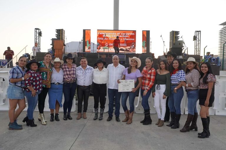 Gobierno de Puerto Vallarta festeja a los maestros