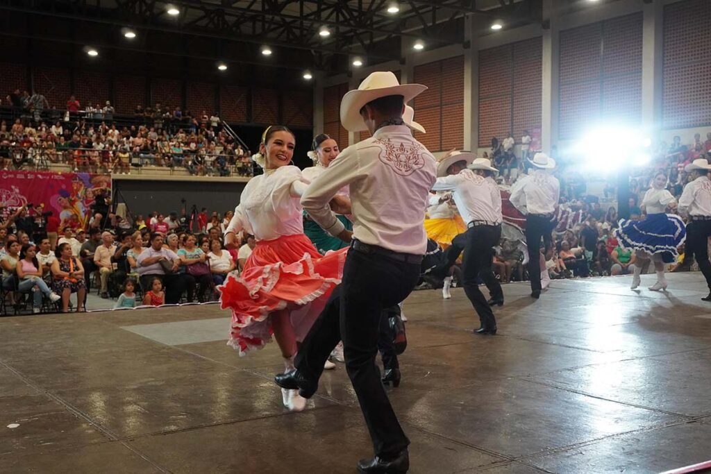 Gran cierre del 18o Festival Vallarta Azteca del Folclor Internacional 012 On Bahia Magazine Destinos Cultura Entrada