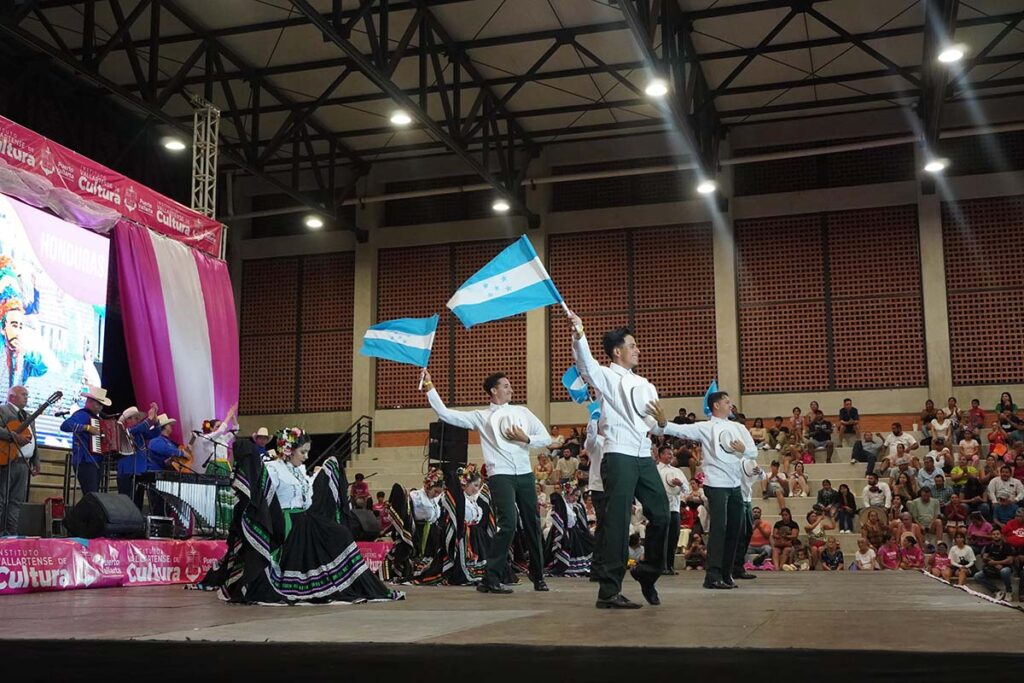 Gran cierre del 18o Festival Vallarta Azteca del Folclor Internacional 03 On Bahia Magazine Destinos Cultura Entrada