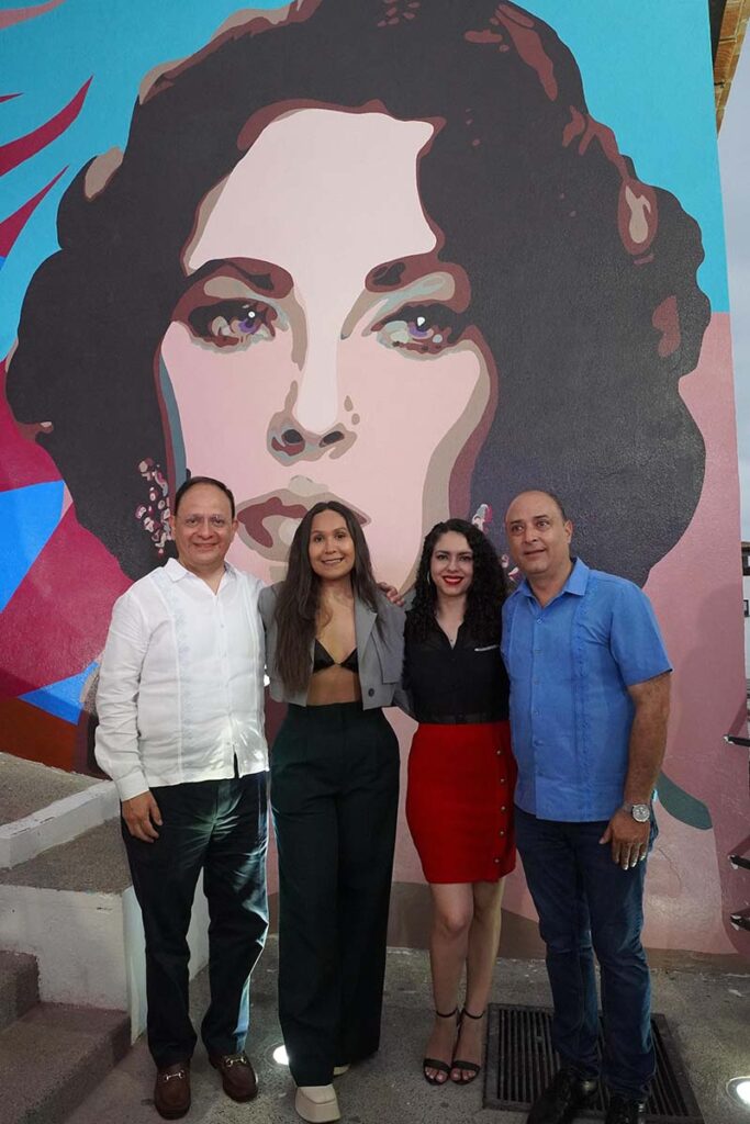 Inauguran mural de Liz Taylor en el centro de Puerto Vallarta 01 On Bahia Magazine Destinos Cultura Entrada